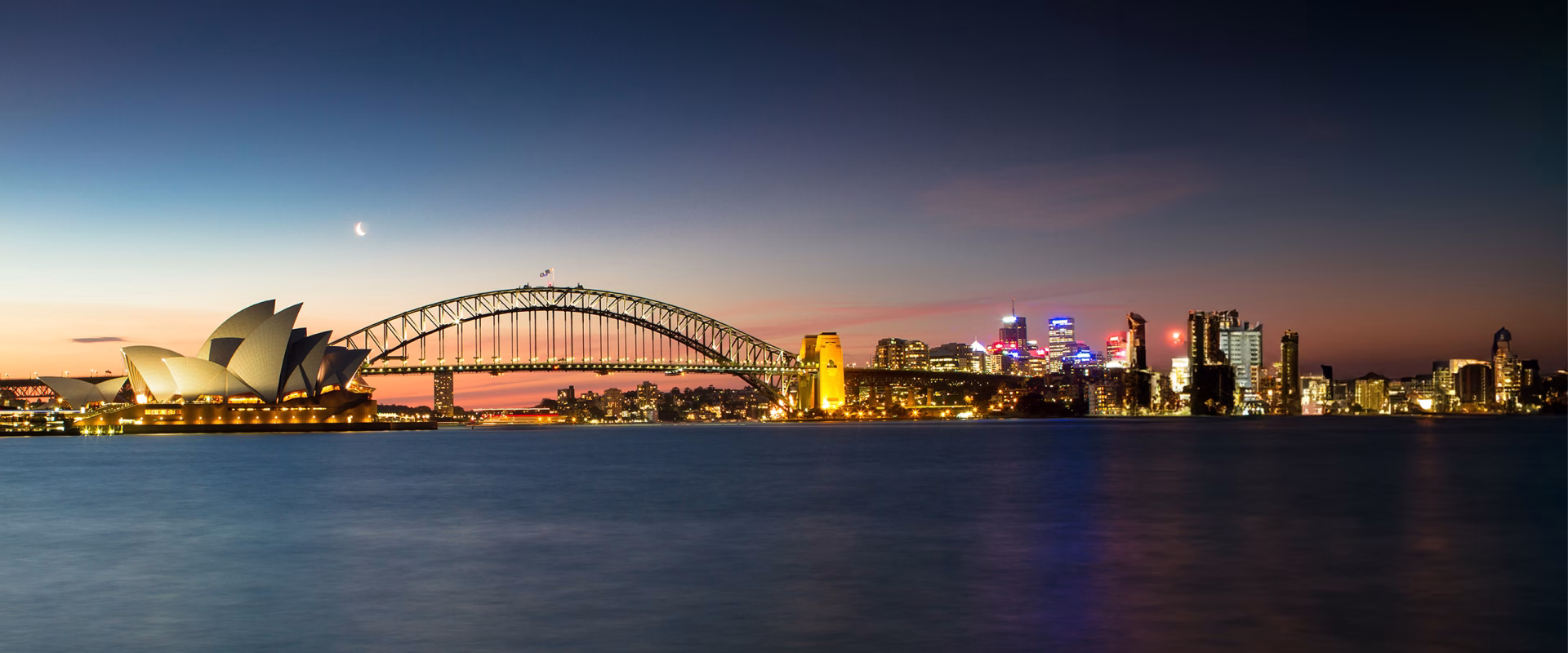 Nightscape mage of the Sydney bridge and opera house.